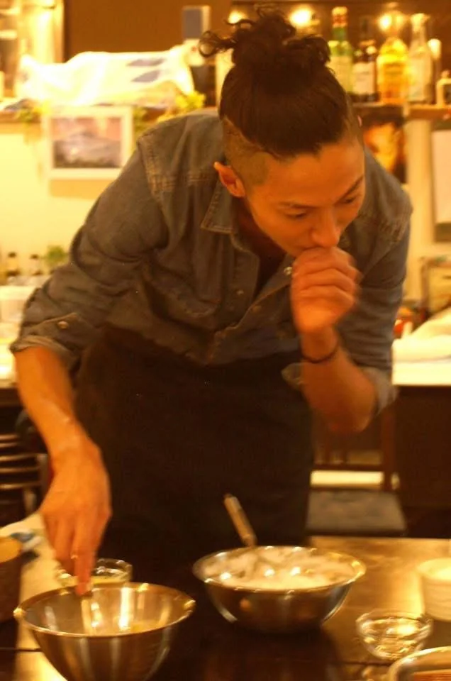 仕込んだ料理の味を確認しながら試作を重ねる様子